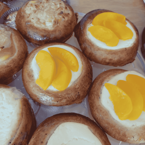 Rahkapiirakka persikka